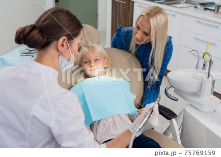 A mom with a child at the dentist's appointment A mom with a child at the dentist's appointment 75769159