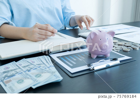 Women's hands count coins, store piggy bank, and using a calculator Calculate graphs to build successful and economical businesses for retirement concepts Women's hands count coins, store piggy bank, and using a calculator Calculate graphs to build successful and economical businesses for retirement concepts 75769184