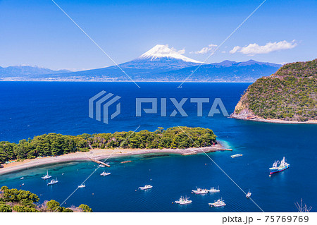 （静岡県）西伊豆戸田から望む富士山 75769769