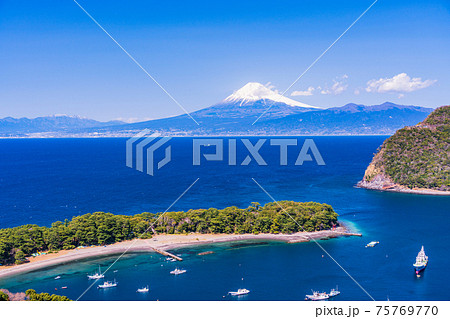 （静岡県）西伊豆戸田から望む富士山 75769770