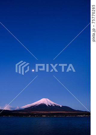 沈む満月と月明かりに照らされる富士山 75770265