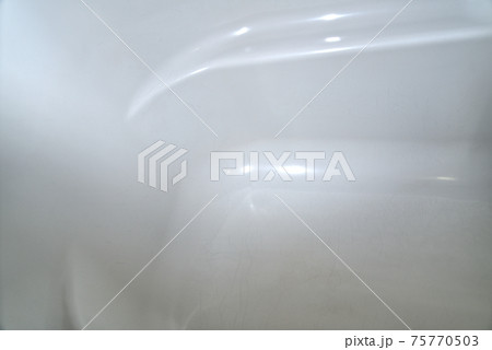 経年劣化による傷みが生じたバスタブ 経年劣化による傷みが生じたバスタブ 75770503