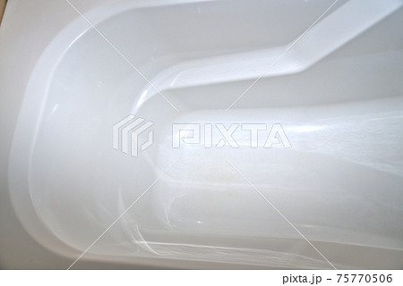 経年劣化によりFRPに傷みが生じたバスタブ 75770506