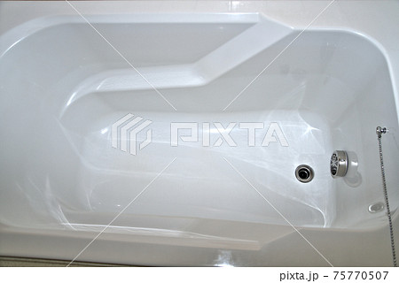 年数が経過して傷みが出たバスタブ 年数が経過して傷みが出たバスタブ 75770507