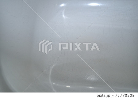 経年劣化でスジが入った浴槽 75770508