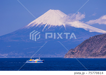 （静岡県）富士山を背に、土肥港に向かう駿河湾フェリー 75770614