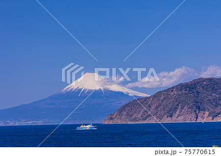 （静岡県）富士山を背に、土肥港に向かう駿河湾フェリー 75770615