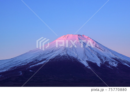 早朝の紅富士と青空 75770880