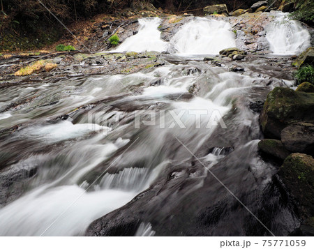 立岩渓谷 幸神の滝 渓流 美しい水 立岩渓谷 幸神の滝 渓流 美しい水 75771059