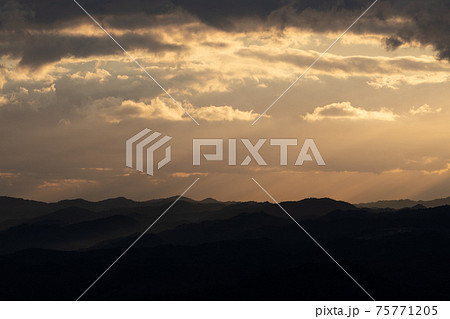 空 月 山 夜 山頂 山林 千葉県 君津市 鹿野山 山林 朝日 日の出 薄明光線 自然 空 月 山 夜 山頂 山林 千葉県 君津市 鹿野山 山林 朝日 日の出 薄明光線 自然 75771205
