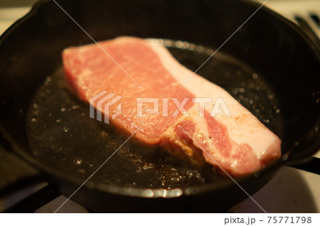 豚肉のステーキ 豚肉のステーキ 75771798