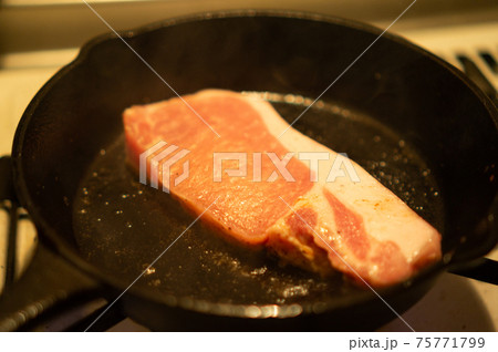 豚肉のステーキ 豚肉のステーキ 75771799