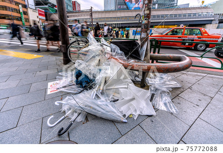 日本の東京都市景観 春の嵐の爪痕…。交差点脇には傘の山が…。宣言解除初日、多くの人出が…=3月22日 日本の東京都市景観 春の嵐の爪痕…。交差点脇には傘の山が…。宣言解除初日、多くの人出が…=3月22日 75772088