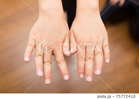 子供の手 子供の手 75772410