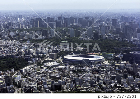 国立競技場上空から東京都心を空撮 75772501