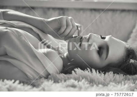 woman in sun light 75772617