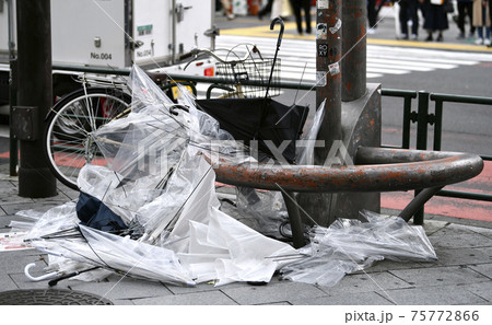 日本の東京都市景観 春の嵐の爪痕…。交差点脇には傘の山が…。宣言解除初日、多くの人出が…=3月22日 日本の東京都市景観 春の嵐の爪痕…。交差点脇には傘の山が…。宣言解除初日、多くの人出が…=3月22日 75772866