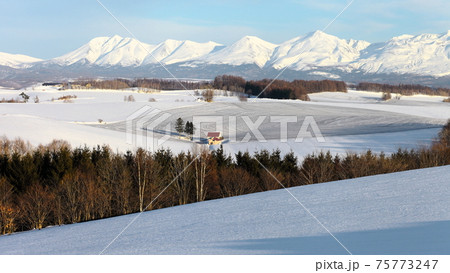 十勝岳連峰と融雪の赤い屋根 十勝岳連峰と融雪の赤い屋根 75773247