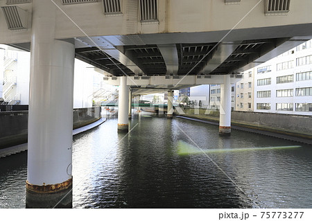 鎧橋（よろいばし）から見た日本橋川　上流方向 　 75773277