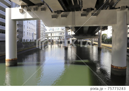 鎧橋（よろいばし）から見た日本橋川　上流方向 　 75773283