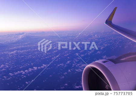 飛行機の窓からの風景 75773705