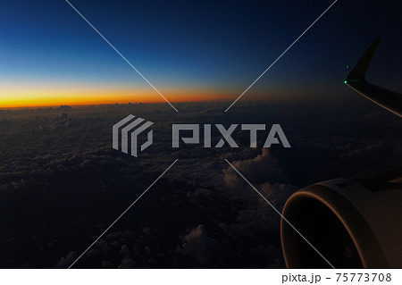飛行機の窓からの風景 飛行機の窓からの風景 75773708