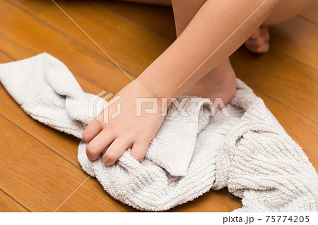 足を拭く幼児 75774205