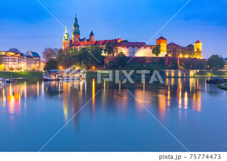 Night Wawel castle, Krakow, Poland Night Wawel castle, Krakow, Poland 75774473