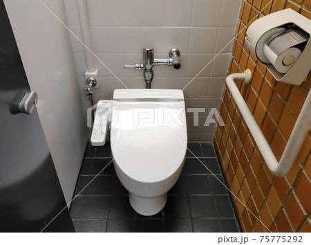 パブリックトイレの個室 パブリックトイレの個室 75775292