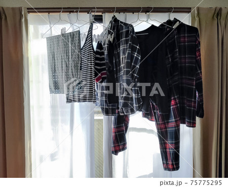 部屋干しした洗濯物 75775295