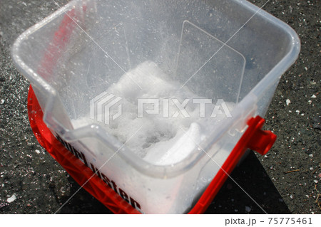 カーシャンプー液の作り方、シャワーで泡立てる 75775461