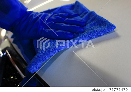 洗車後マイクロファイバータオルでボディーの吹き上げ 75775479