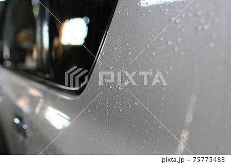 洗車時にシャワーで濯いで水滴が残ったボディー 75775483
