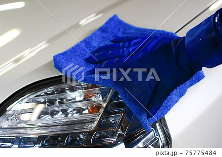 洗車後マイクロファイバータオルでボディーの吹き上げ 洗車後マイクロファイバータオルでボディーの吹き上げ 75775484