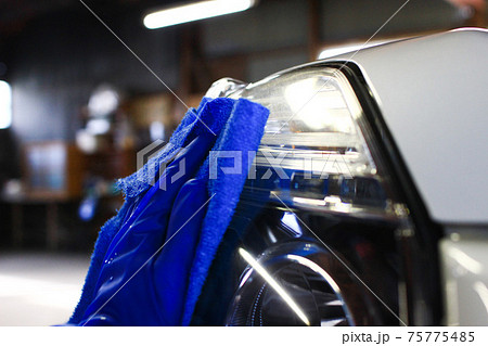 洗車後マイクロファイバータオルでヘッドライトの吹き上げ 75775485