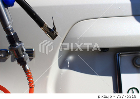 洗車で残った水滴をエアダスターで吹き飛ばす 75775519