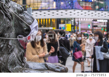 日本の東京都市景観　解除初日（緊急事態宣言解除）、東京・銀座は多くの人で賑わった＝3月22日 75775953