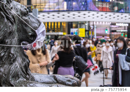 日本の東京都市景観　解除初日（緊急事態宣言解除）、東京・銀座は多くの人で賑わった＝3月22日 75775954