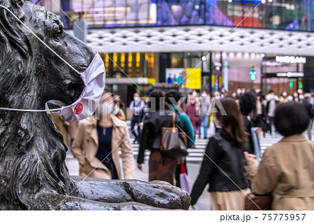 日本の東京都市景観　解除初日（緊急事態宣言解除）、東京・銀座は多くの人で賑わった＝3月22日 75775957
