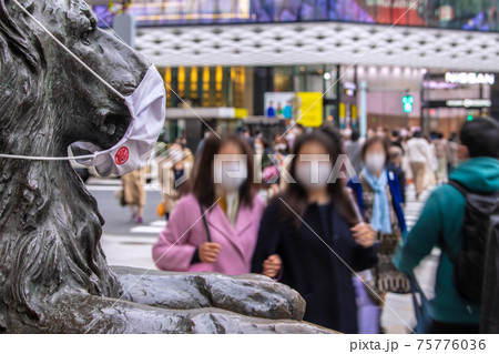 日本の東京都市景観　解除初日（緊急事態宣言解除）、東京・銀座は多くの人で賑わった＝3月22日 75776036