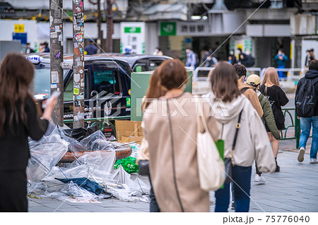 日本の東京都市景観　春の嵐の爪痕…。交差点脇には傘の山が…。宣言解除初日、多くの人出が…＝3月22日 75776040