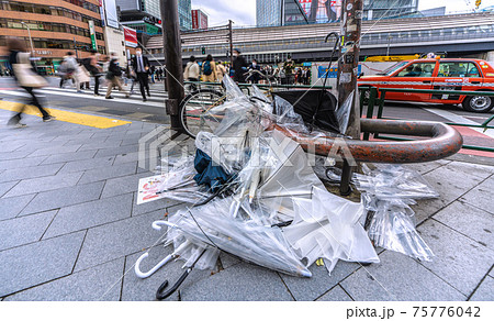 日本の東京都市景観 春の嵐の爪痕…。交差点脇には傘の山が…。宣言解除初日、多くの人出が…=3月22日 日本の東京都市景観 春の嵐の爪痕…。交差点脇には傘の山が…。宣言解除初日、多くの人出が…=3月22日 75776042