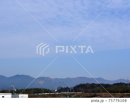 美しい田舎の風景 快晴の三重県鈴鹿山脈の風景 美しい田舎の風景 快晴の三重県鈴鹿山脈の風景 75776108