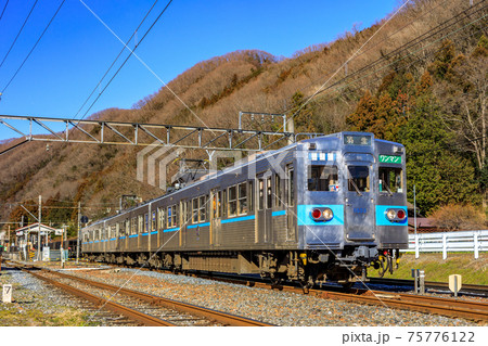 秩父鉄道5000系(元都営三田線6000系)波久礼駅出発 秩父鉄道5000系(元都営三田線6000系)波久礼駅出発 75776122