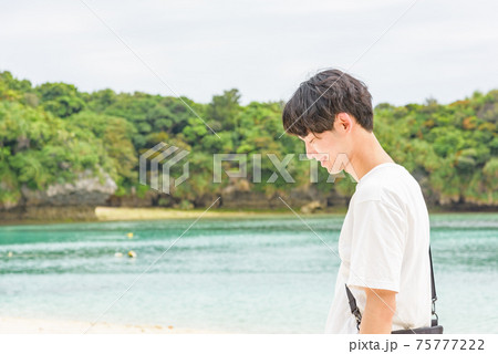 川平湾を観光する男性 川平湾を観光する男性 75777222