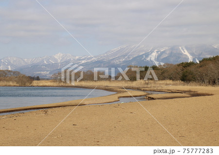2021年3月の福島県の猪苗代湖の志田浜からの磐梯山の眺め 2021年3月の福島県の猪苗代湖の志田浜からの磐梯山の眺め 75777283