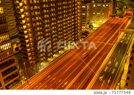 首都高速道路湾岸線の夜景 東京都港区 の写真素材