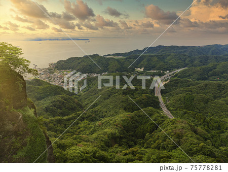 [千葉・鋸山] 房総半島の富津館山道路と金谷の港と浦賀水道の夕日。 75778281