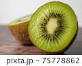 キウイフルーツの切り身 75778862