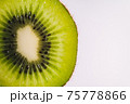 キウイフルーツの切り身 75778866